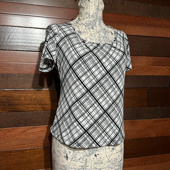 Covington Scoop Neck Short Sleeve Black and White Striped Blouse - Picture 2 of 10